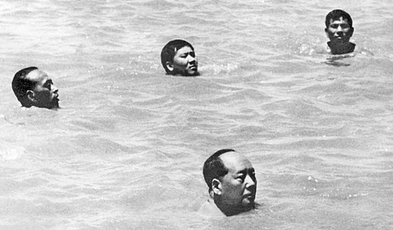 Slavná fotografie ukazuje ínského komunistického vdce Mao Ce-tunga, kterak po...