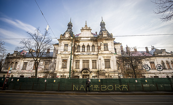 Rozpadající se nádra�í Vy�ehrad. Aktuáln� je uzav�en chodník k sousední silnici...