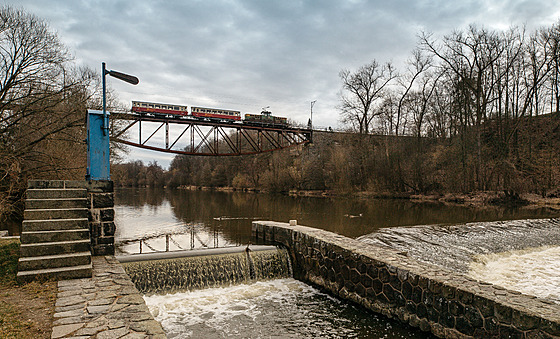 elezniní most stojí na trati Tábor-Bechyn. Je dlouhý 174 metr a vypíná se...