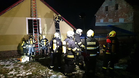 Hasii zasahují pi poáru obytného domu ve Fojtov na Karlovarsku.