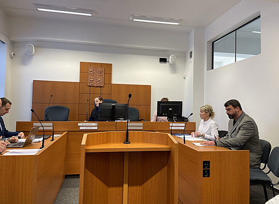 Michal Sýkora (úpln vpravo) u soudu. (1. bezna 2023)