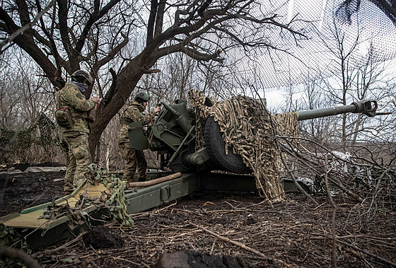 Písluníci ukrajinské armády se pipravují na stelbu z houfnice na frontové...