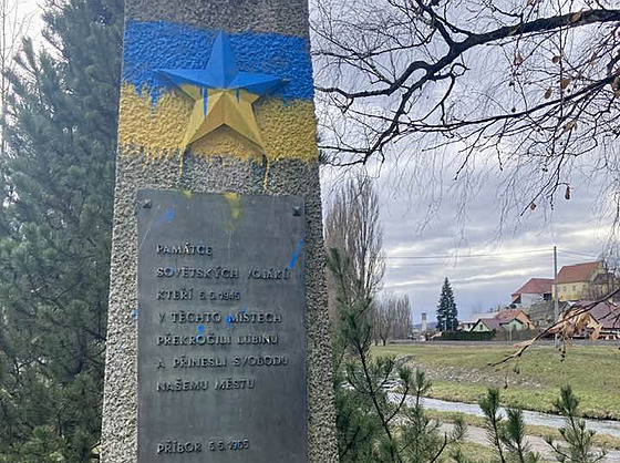Pomník rudoarmjc v Píboe nkdo pomaloval barvami ukrajinské vlajky.
