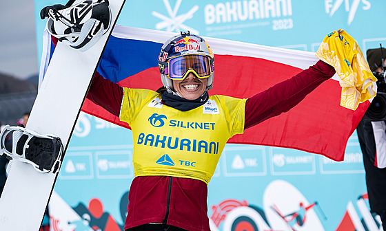 Eva Adamczyková se raduje z triumfu ve snowbaordcrossu na MS v gruzínském...
