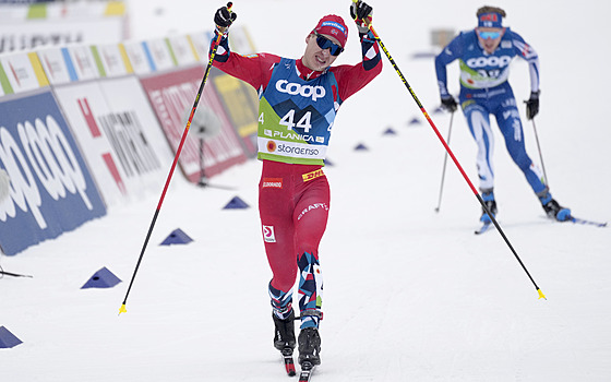 Norský bec na lyích Simen Hegstad Krüger projídí vítzn cílem závodu na 15...