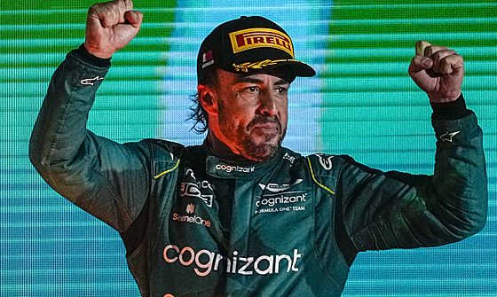 Fernando Alonso ze stáje Aston Martin se raduje ze tetího místa ve Velké cen...