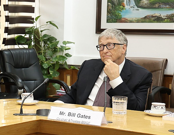 Bill Gates na schzce s Indickým ministrem pro zdraví a rodinu Mansukhem...