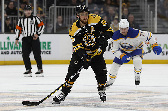 David Pastrák (88) z Boston Bruins v zápase s Buffalo Sabres.