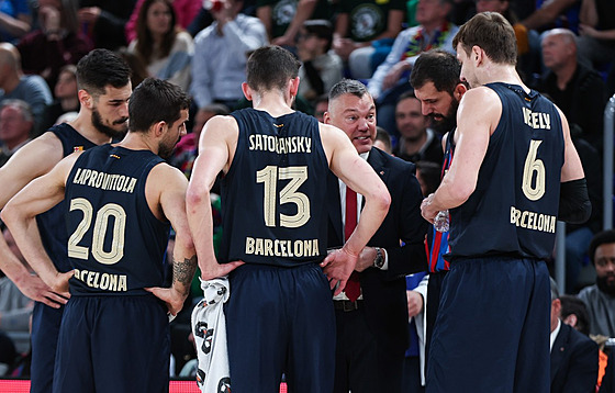 Basketbalisté FC Barcelona a jejich trenér arunas Jasikeviius