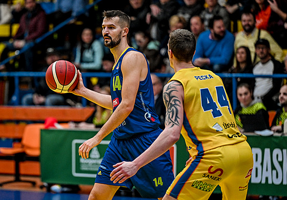 Martin Giadek z Opavy u míe v zápase s Ústím nad Labem, brání ho Ladislav...