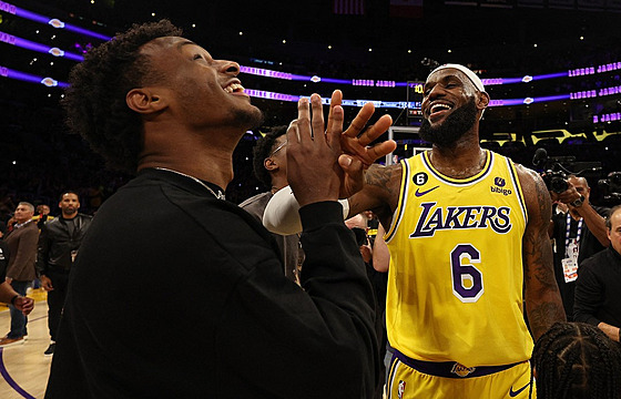 LeBron James Jr. (vlevo) a jeho otec LeBron James z LA Lakers si uívají chvíli...