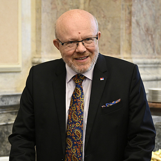 Sch�ze vlády, Praha. Na snímku ministr zdravotnictví Vlastimil Válek. St�eda,...