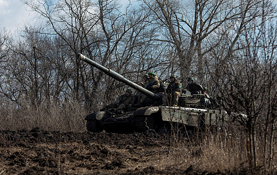 Ukrajintí vojáci na front u Bachmutu (4. bezna 2023)