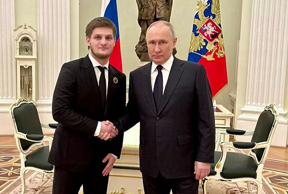 Ruský prezident Vladimir Putin a Akhmat Kadyrov, syn eenského vdce Ramzana...