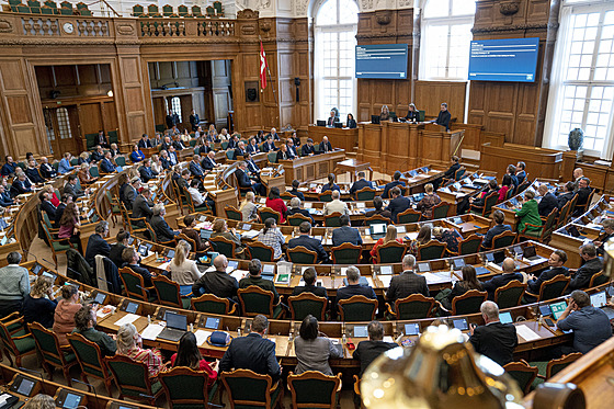 Dánský parlament bhem hlasování o zruení státního svátku (28. února 2023)