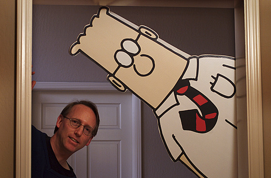 Dilbert a jeho autor Scott Adams na snímku z roku 2001