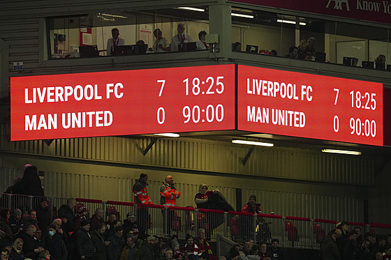 Pohled na svtelnou tabuli a výsledek derby mezi Liverpoolem a Manchesterem...