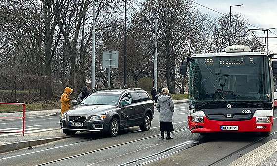 Nehoda osobního auta a autobusu ve St�e�ovicích. (4. b�ezna 2023)