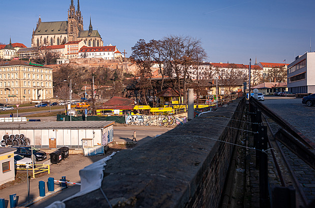 Na parkovišti v Brně ležela polonahá žena, strážníka se pokusila pokousat