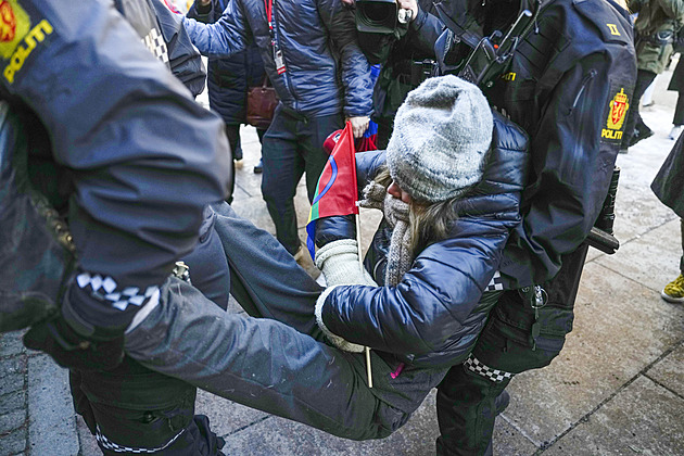 V Norsku rozehnali protest proti turbínám, Thunbergovou zase odnesli