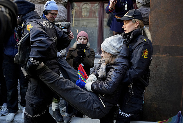 V Norsku rozehnali protest proti turbínám, Thunbergovou zase odnesli
