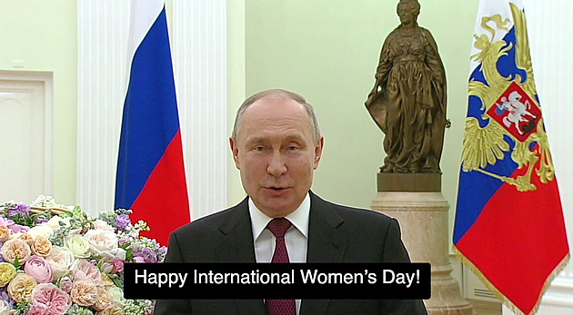 Putin blahopřál ženám k MDŽ, o porušení svých slibů mobilizací pomlčel