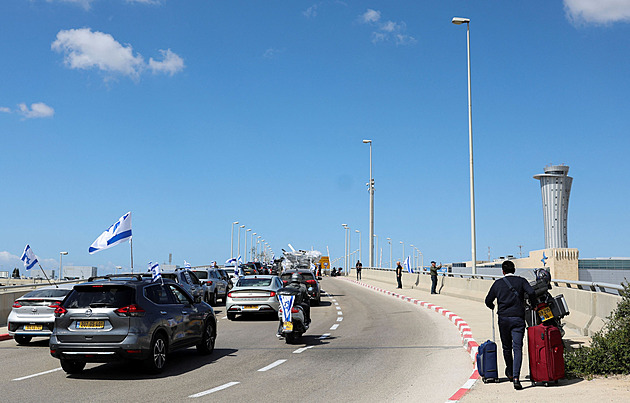 V Izraeli se stupňují protesty proti Netanjahuovi, bránily mu v odletu ze země