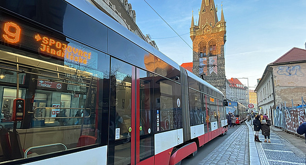 Dívku srazila tramvaj, přišla o nohu. Zraněná je i druhá dívka, žena v šoku