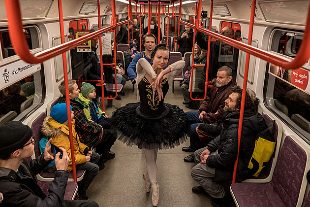 VIDEO: Vlaky metra jako pódium. Cestujícím celý den zpestřují jízdu umělci
