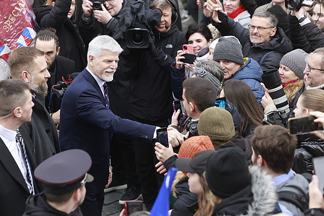 Jako na koncertě. Petr Pavel byl hrdinou nádvoří, rozdával podpisy i selfie