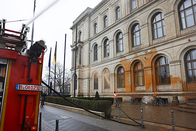 V Německu dali první nepodmíněné tresty aktivistům. Další postříkali úřad