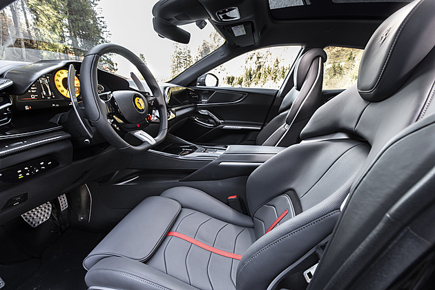 Dvanáctiválcové ferrari je rodinný supersport. Prohnali jsme ho přes Alpy
