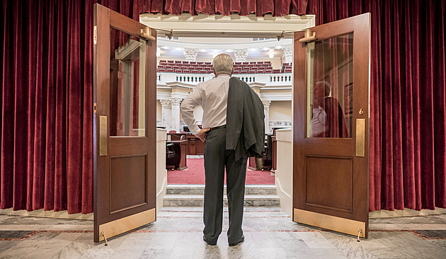 Američtí politici stárnou. A proto o ně mladí voliči ztrácí zájem, tvrdí studie