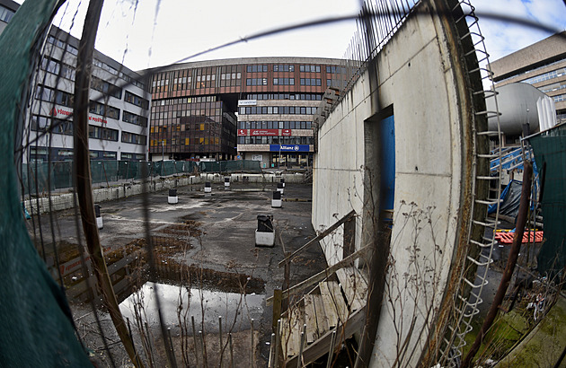 Nevzhledná díra v centru Ústí nad Labem. Podle pvodních plán tu ml vyrst...