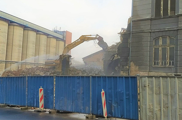 Majitel bourá i tam, kde nemá, říkají památkáři o demolici Schichtovy budovy