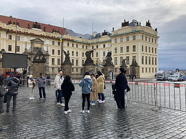 Překvapení turisté: Číňany ruch na Hradě odradil, Srbové se na inauguraci těšili