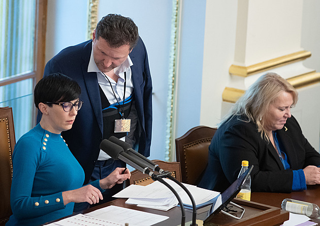 Platy andělů (politiků). Současná vládní koalice je mistrem teatrálních gest