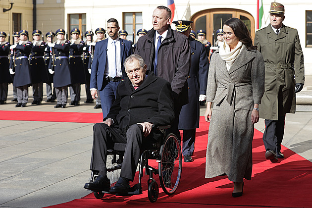 Veřejnost v průzkumu ztrhala Zemana, nejhůře dbal o vážnost a důstojnost úřadu