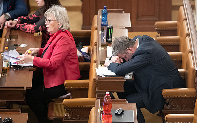 Kolabující poslanec, halucinace, únava. O penzích se má hlasovat nad ránem