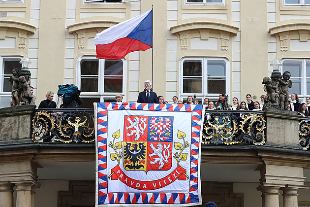 Velkolepý návrat standarty ukradené Ztohoven. Pavel ji nechal opravit