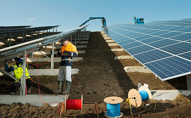 Nizozemsko chce být solární jedničkou, panely má na vodě, pastvinách i letištích