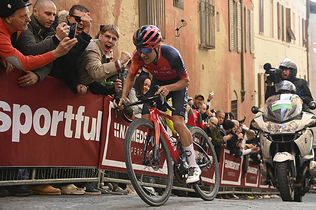 Pidcockovo představení. Brit po úchvatném sólu vítězí na Strade Bianche