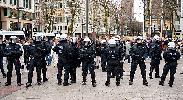 Mladí se v Hamburku střetli s policií, záminkou byl fake o zboží zdarma