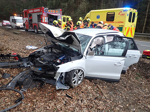 Auto narazilo na Zlínsku do stromu, zranily se řidička i tři spolujezdkyně