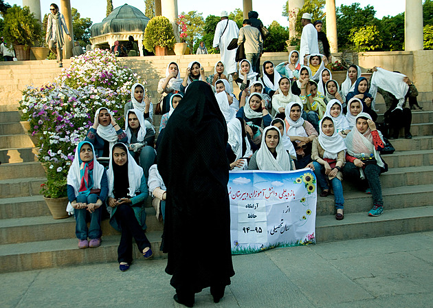 Kdo tráví íránské studentky? Zdravotní potíže postihly dívky v desítkách škol