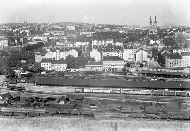 Pohled přes smíchovské nádraží na Vyšehrad s kostelem sv. Petra a Pavla, vlevo...