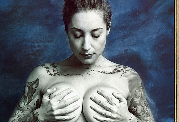 Kuchařka Kamu ukázala prsa a pochlubila se novým tetováním