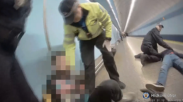 Útočník v metru brutálně bil muže do hlavy, rvačka začala už ve vagónu
