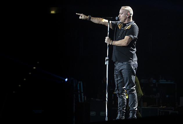 RECENZE: Profesionální, ale poněkud usedlý Eros Ramazzotti zapěl Praze