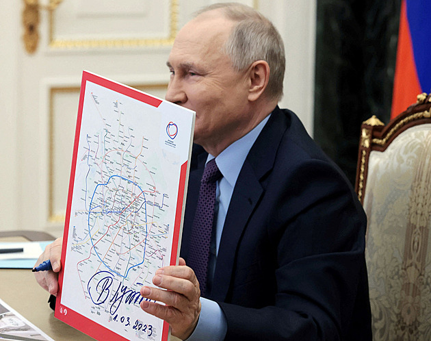 Moskva otevřela nejdelší okružní metro na světě. Putin se chce pochlubit Číně